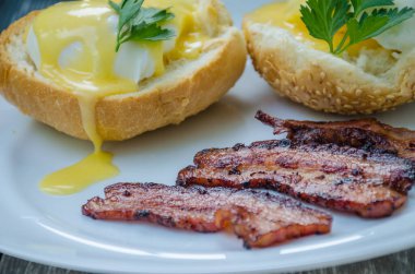 Tabakta az pişmiş ev yapımı Benedict yumurtaları