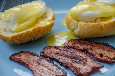 Tabakta az pişmiş ev yapımı Benedict yumurtaları