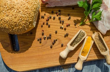 Ahşap arka planda pastırma parçaları olan sakin bir hayat.