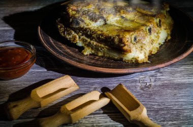 Ahşap masada pişmiş domuz pirzolası ile sakin bir hayat