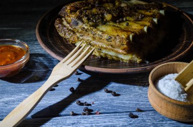 Ahşap masada pişmiş domuz pirzolası ile sakin bir hayat