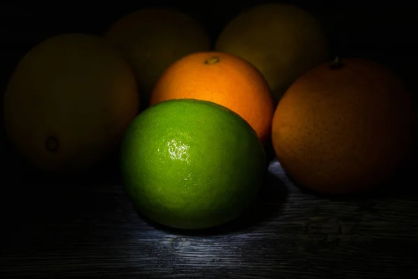 Natureza Morta Com Limão Limões Fundo Madeira — Fotografia de Stock