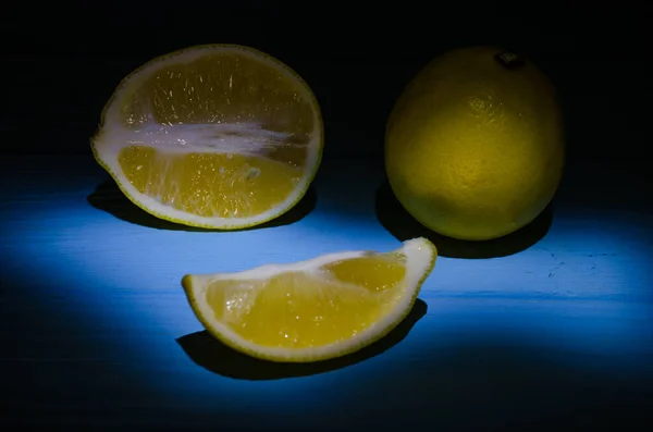 Natureza Morta Com Limão Limões Fundo Madeira — Fotografia de Stock