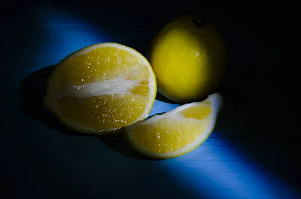 Stillliv Med Lime Citroner Træbaggrund - Stock-foto