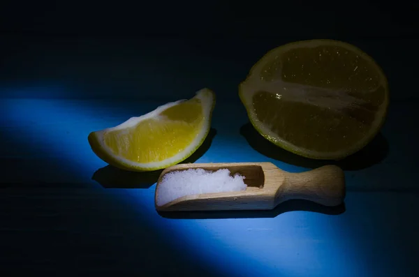 Натюрморт Лаймом Лимонами Деревянном Фоне — стоковое фото