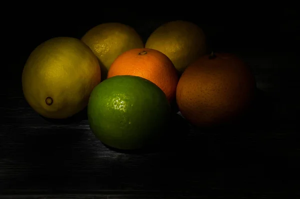 Natureza Morta Com Limão Limões Fundo Madeira — Fotografia de Stock