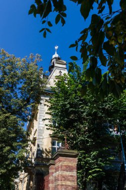 Lviv Eski Şehir mimarisi Sonbaharda güneşli bir günde