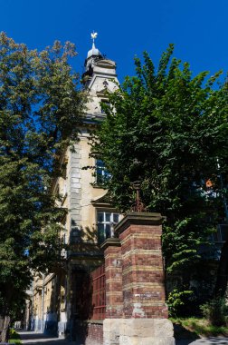 Lviv Eski Şehir mimarisi Sonbaharda güneşli bir günde