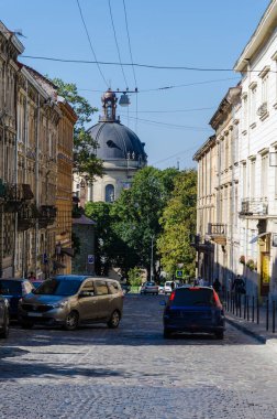 Lviv Eski Şehir mimarisi Sonbaharda güneşli bir günde