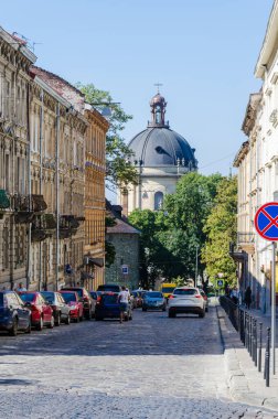 Lviv Eski Şehir mimarisi Sonbaharda güneşli bir günde