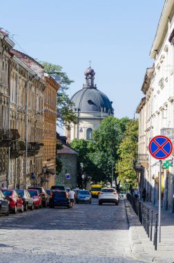 Lviv Eski Şehir mimarisi Sonbaharda güneşli bir günde