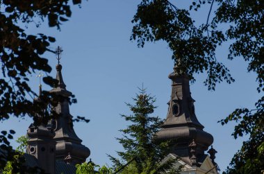 Lviv Eski Şehir mimarisi Sonbaharda güneşli bir günde