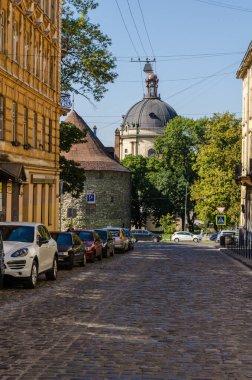 Lviv Eski Şehir mimarisi Sonbaharda güneşli bir günde
