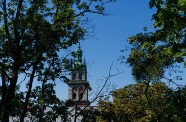 Lviv Eski Şehir mimarisi Sonbaharda güneşli bir günde