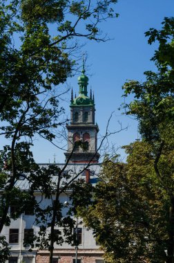 Lviv Eski Şehir mimarisi Sonbaharda güneşli bir günde