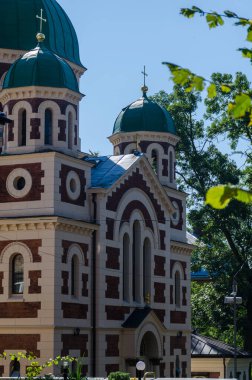 Lviv Eski Şehir mimarisi Sonbaharda güneşli bir günde