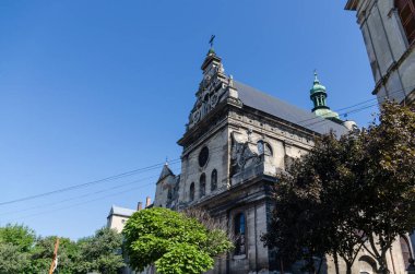 Lviv Eski Şehir mimarisi Sonbaharda güneşli bir günde