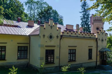 Lviv Eski Şehir mimarisi Sonbaharda güneşli bir günde