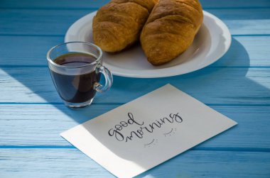 Gün ışığıyla vurgulanmış bir fincan kahveyle pasta dolu bir hayat