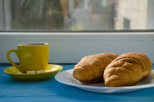Gün Işığıyla Vurgulanmış Bir Fincan Kahveyle Pasta Dolu Bir Hayat — Stok fotoğraf