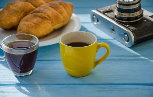 Nature Morte Gâteau Avec Tasse Café Mis Évidence Par Lumière — Photo