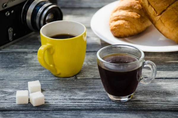 Zátiší Šálkem Kávy Croissant Dřevěném Pozadí Stará Retro Kamera Pohlednice — Stock fotografie