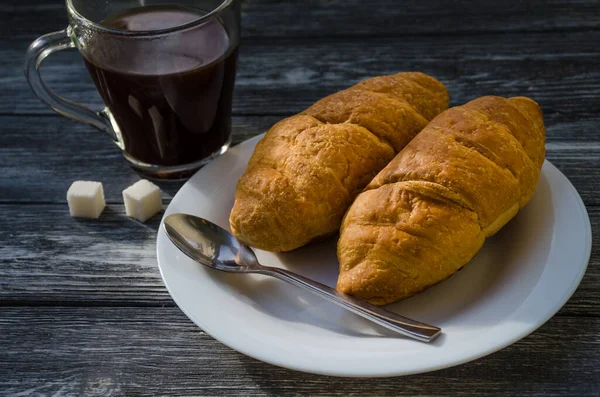 Stillleben Mit Tasse Kaffee Und Croissant Auf Dem Hölzernen Hintergrund — Stockfoto