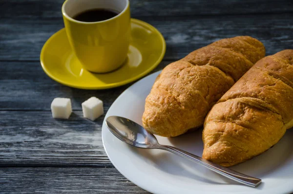 Stilla Livet Med Kopp Kaffe Och Croissant Träbakgrund Gammal Retrokamera — Stockfoto