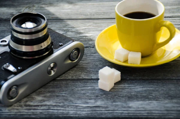 Stillleben Mit Tasse Kaffee Und Croissant Auf Dem Hölzernen Hintergrund — Stockfoto