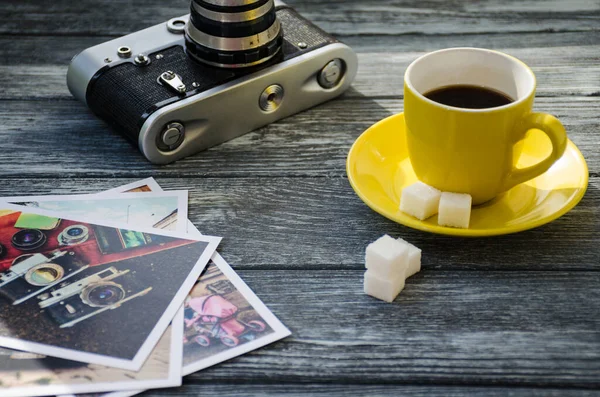 Stilla Livet Med Kopp Kaffe Och Croissant Träbakgrund Gammal Retrokamera — Stockfoto