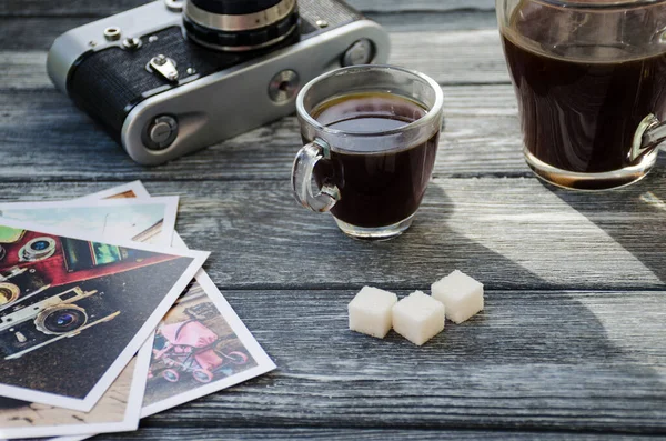 木製の背景にコーヒーとクロワッサンのカップでまだ生活 古いレトロなカメラとポストカードがカップの近くにあります — ストック写真