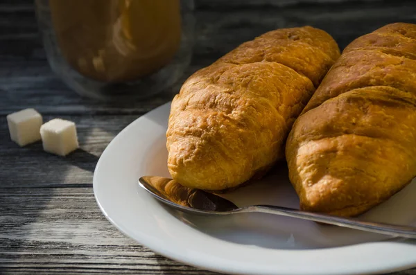 Stilla Livet Med Kopp Kaffe Och Croissant Träbakgrund Gammal Retrokamera — Stockfoto