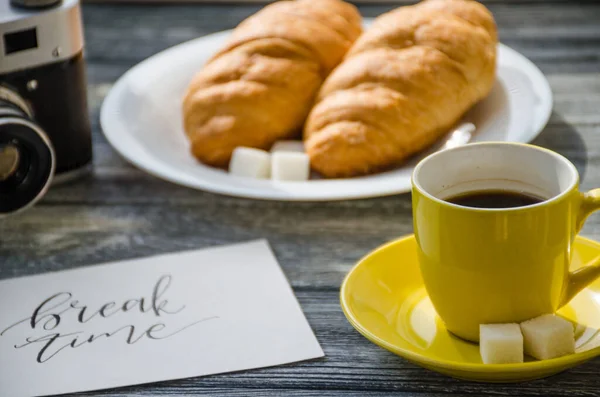 Zátiší Šálkem Kávy Croissant Dřevěném Pozadí Stará Retro Kamera Pohlednice — Stock fotografie