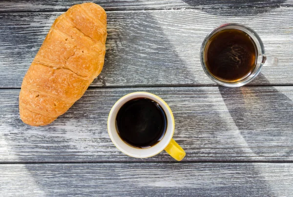 Zátiší Šálkem Kávy Croissant Dřevěném Pozadí Stará Retro Kamera Pohlednice — Stock fotografie