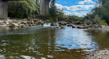 Dağların Ukrayna kısmında şelale manzaralı Karpat Dağları