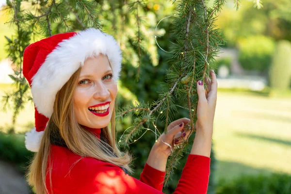 Navidad Llega Las Calles Mujer Joven Con Regalos Bolsas Compras Imagen de archivo