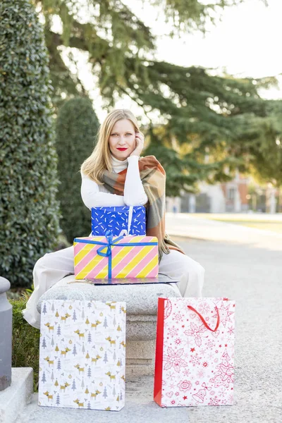 Navidad Llega Las Calles Mujer Joven Con Regalos Bolsas Compras Fotos de stock