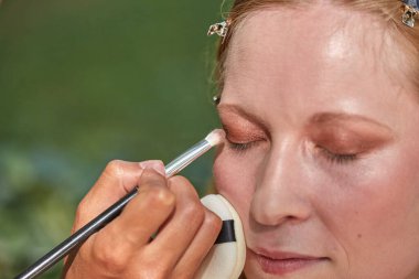 Makyaj sanatçısı makyaj yapıyor