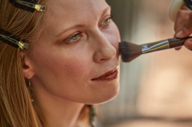 Makyaj sanatçısı makyaj yapıyor