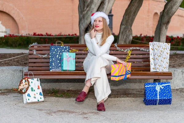 Navidad Llega Las Calles Mujer Joven Con Regalos Bolsas Compras Imágenes de stock libres de derechos