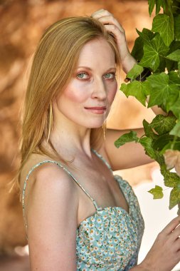 Yeşil elbiseli sarışın beyaz kadın.