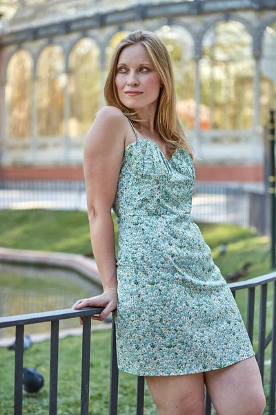 Mujer Blanca Rubia Vestido Verano Verde —  Fotos de Stock