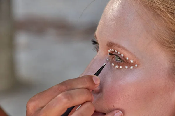 Makeup Artist Working Applying Pearl Makeup — Stock Photo, Image