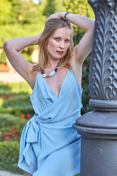 Mujer Joven Rubia Vestida Con Elegante Vestido Azul Claro —  Fotos de Stock