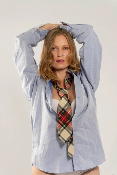 Mujer Vestida Solo Con Camisa Azul Claro Corbata Rayas Posando —  Fotos de Stock