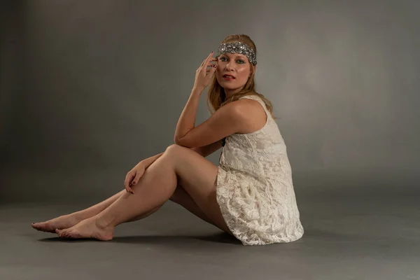 Bella mujer posando con sopa estilo anos veinte, estilo de vida antiguo y vintage