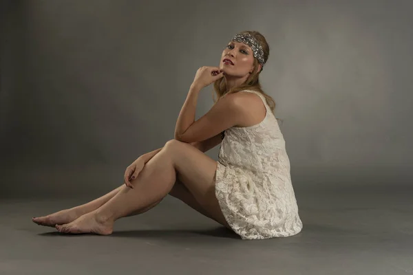 Bella mujer posando con sopa estilo anos veinte, estilo de vida antiguo y vintage