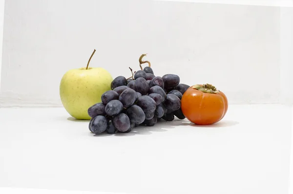 Nature Morte Fruits Automne Kaki Pomme Verte Raisins Noirs Sur — Photo