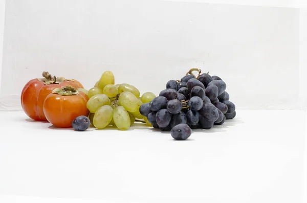 Nature Morte Fruits Automne Kaki Raisins Verts Raisins Noirs Sur — Photo