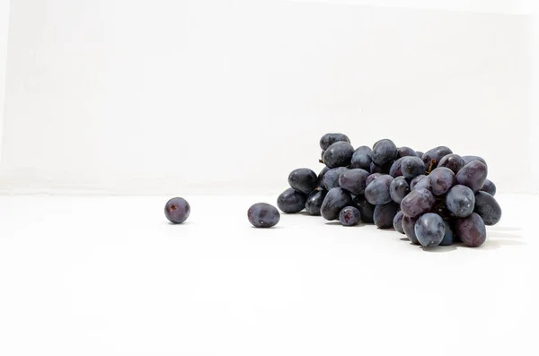 Martwa Natura Jesienne Owoce Grono Czarnych Winogron Białym Tle — Zdjęcie stockowe